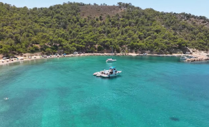 Η ονειρική παραλία της Σαλαμίνας που πρέπει να επισκεφθείτε