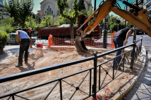 Έκτακτα μέτρα για τον καύσωνα: Παύση εργασιών και τηλεργασία - Τι ισχύει για Αττική