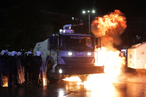 Αλβανία: Επεισόδια, δακρυγόνα και μολότοφ έξω από το κοινοβούλιο σε συγκέντρωση κατά του Ράμα (Εικόνες και βίντεο)