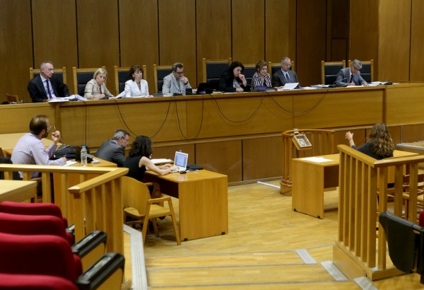 Δίκη ΧΑ: Με νεύματα βουλευτών «ξεκινάνε και σταματάνε οι επιθέσεις» χρυσαυγιτών