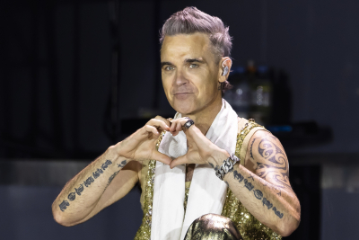 70χρονη γκρούπι χαροπαλεύει μετά από τραυματισμό σε συναυλία του Robbie Williams