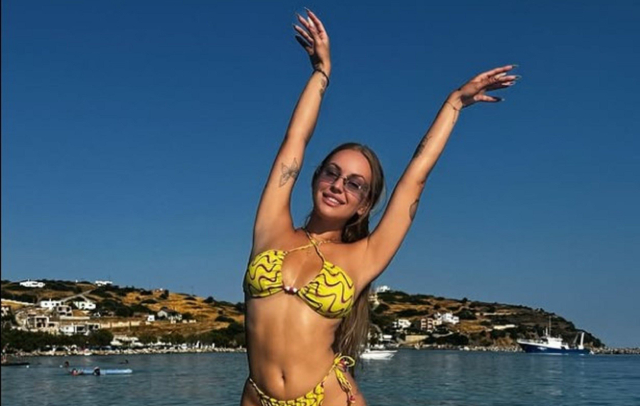 «Κατά μάνα κατά κύρη…»- Η Ανδρομάχη κάνει μαθήματα φωνητικής στο γιο της