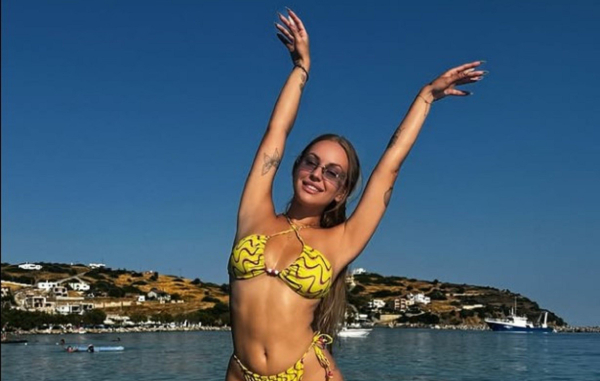 «Κατά μάνα κατά κύρη…»- Η Ανδρομάχη κάνει μαθήματα φωνητικής στο γιο της