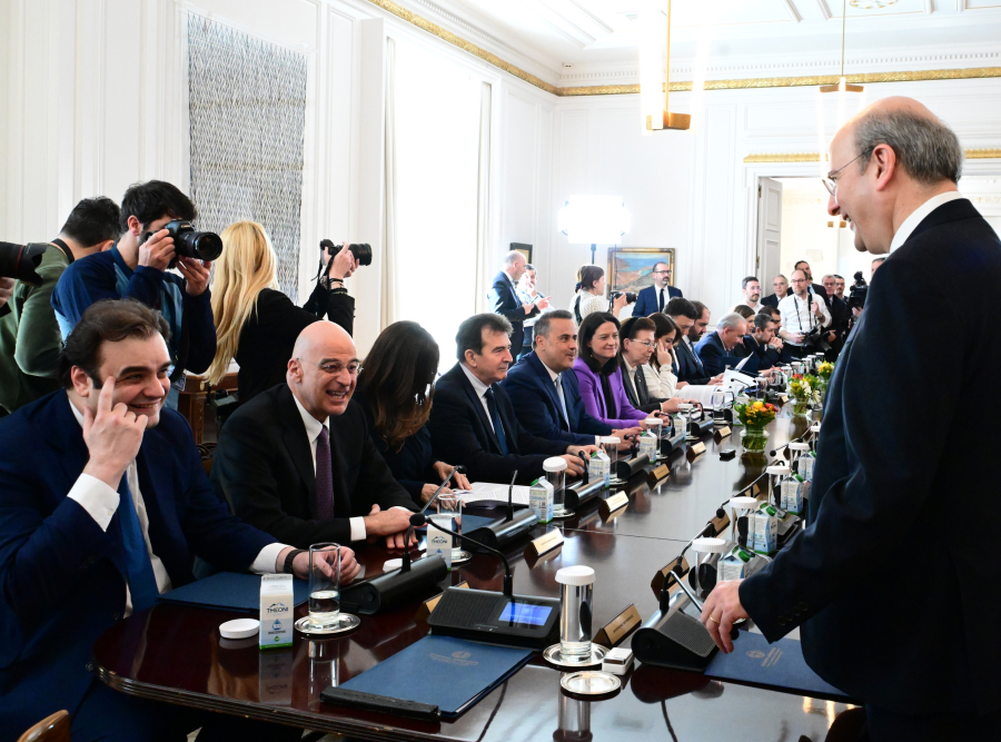 Πώς ο ανασχηματισμός μπερδεύει τις έως τώρα ισορροπίες των «δελφίνων»