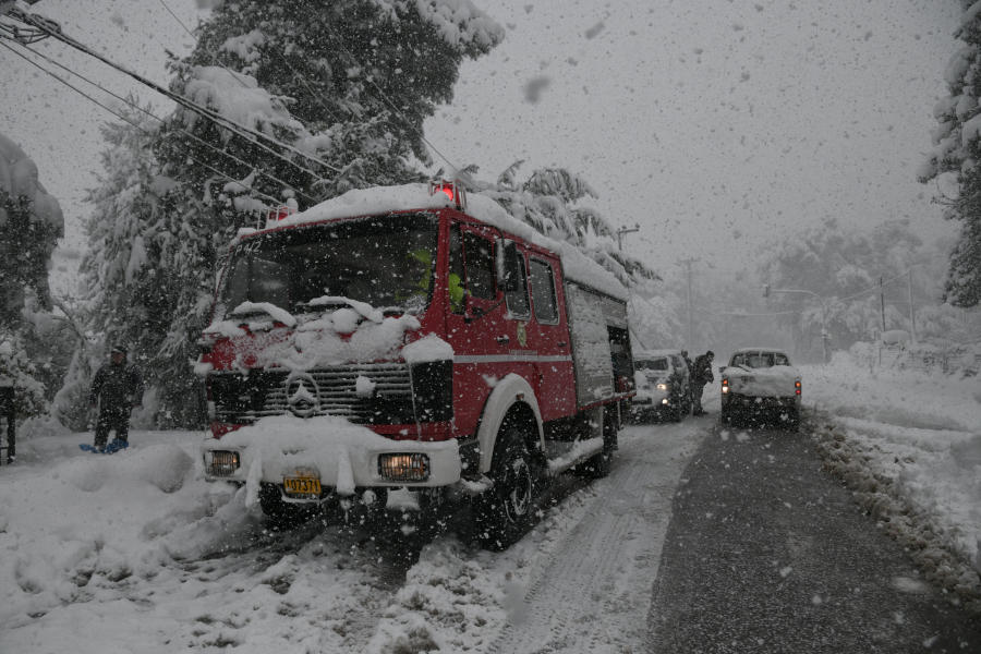 Κακοκαιρία: Πυροσβέστες απεγκλώβισαν 3 άτομα σε Σέρρες και Κιλκίς