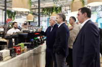 Εικόνες - Βίντεο: Ο πρωθυπουργός στη HORECA