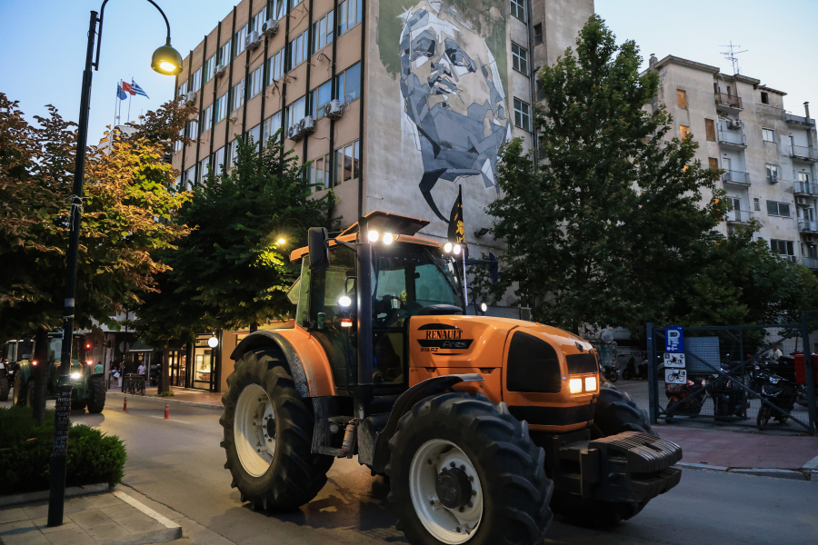 Κραυγή αγωνίας αγροτών: «Έτρωγαν στις πλάτες μας, λιμοκτονούμε» - Ζεσταίνουν τα τρακτέρ τους σε όλη την Ελλάδα