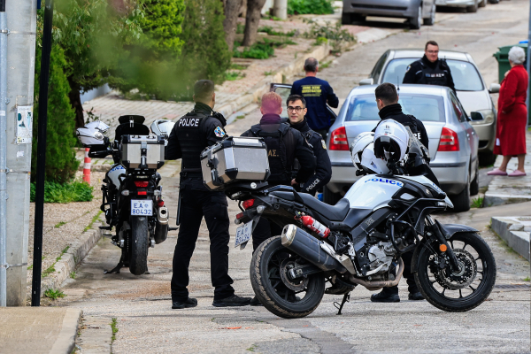 Γλυφάδα: «Θα σκοτώσω και τα αδέρφια μου», είπε ο πατροκτόνος – Τα κενά που οδήγησαν στην τραγωδία