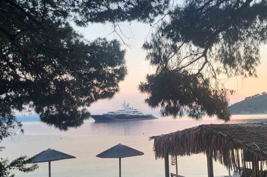 Στη Σκιάθο και φέτος ο πρώην πρωθυπουργός του Κατάρ, με τη μήκους 133 μ. θαλαμηγό του