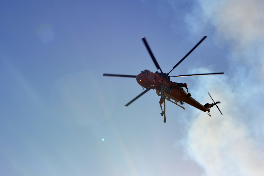 Φωτιά τώρα την περιφερειακή Αιγάλεω - Ρίψεις νερού από ελικόπτερο