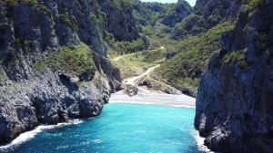 H καλά κρυμμένη παραλία με τη φυσική σκιά μόλις 2 ώρες από την Αθήνα