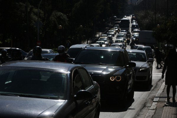 Σε εξέλιξη βρίσκεται πορεία 200 αυτοκινήτων της Uber έξω από το υπουργείο Μεταφορών