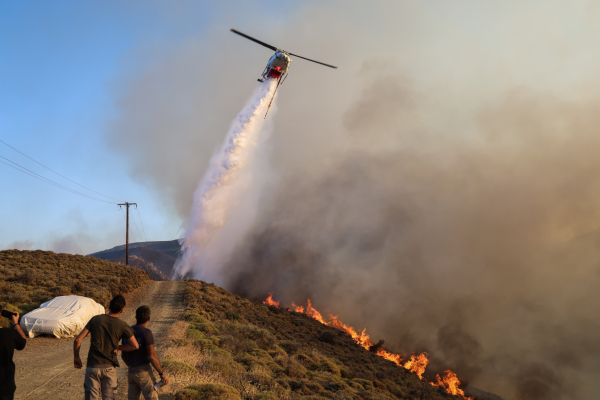 Φωτιά σε δασική έκταση στο Ηράκλειο Κρήτης - Μήνυμα από το 112: Απομακρυνθείτε