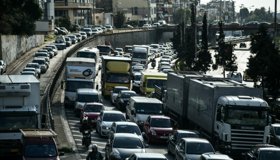 Στο «κόκκινο» η κίνηση: Καραμπόλα τεσσάρων οχημάτων στην κάθοδο του Κηφισού - Τροχαίο με μπετονιέρα στην Λ. Αμφιθέας