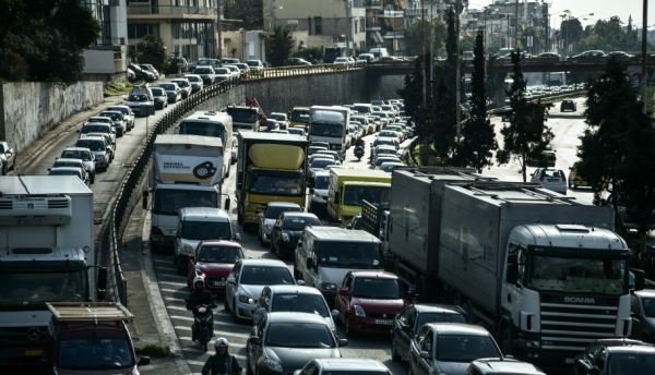 Στο «κόκκινο» η κίνηση: Καραμπόλα τεσσάρων οχημάτων στην κάθοδο του Κηφισού - Τροχαίο με μπετονιέρα στην Λ. Αμφιθέας