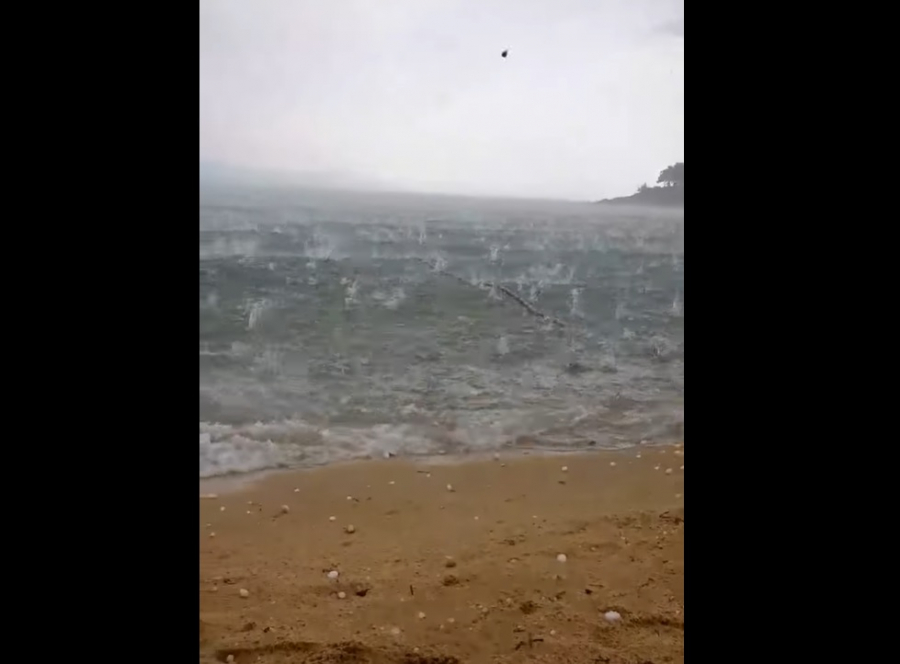 Καβάλα: Καλοκαιρινό μπουρίνι και χαλάζι... γίγας (βίντεο)