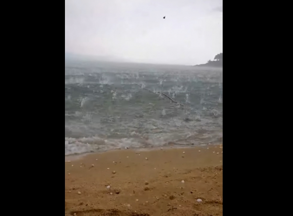 Καβάλα: Καλοκαιρινό μπουρίνι και χαλάζι... γίγας (βίντεο)