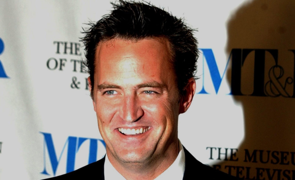 Χαμός στο Twitter με τις αναρτήσεις διάσημου κωμικού για τον θάνατο του Μάθιου Πέρι, «μου αρέσει όταν πεθαίνουν ναρκομανείς»