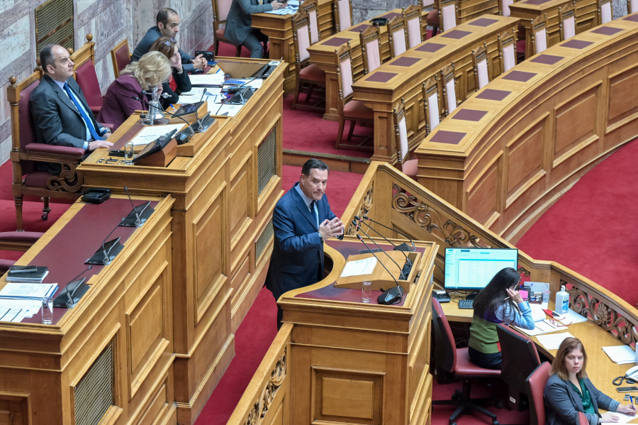 «Γελοίοι», «ανόητοι» και «Γκρούεζες» άναψαν τα αίματα στη Βουλή