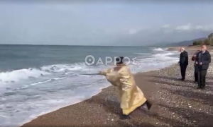 Μεσσηνία: Ιερέας έριξε το σταυρό στη θάλασσα με καλάμι ψαρέματος (Βίντεο)