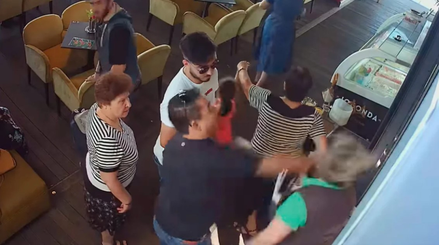 Χαμός στην Καβάλα: Άγριο ξύλο σε καφετέρια για μία... παραγγελία (βίντεο)