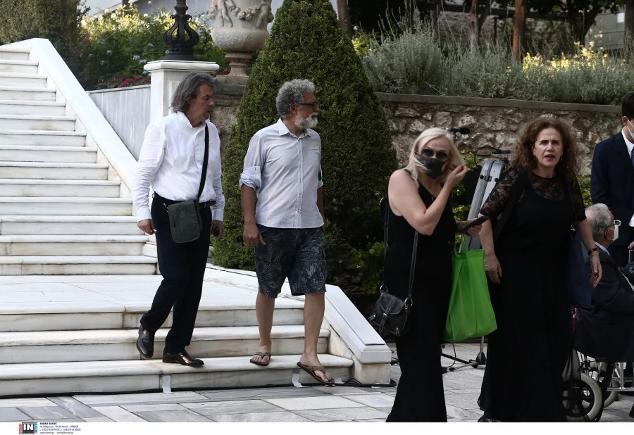 Ιωάννης Στρατάκης: Τρολάρει τους επικριτές του και «ιδρύει» το «κόμμα της σαγιονάρας»