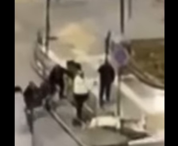 ΕΥΑΘ: Πώς έγινε το εργατικό ατύχημα με 4 τραυματίες – Η στιγμή που εργαζόμενος πέφτει μέσα στον αγωγό (Βίντεο)