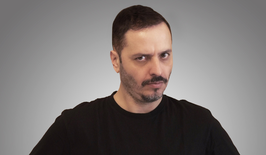 Ο Αλέξανδρος Τσουβέλας αναβάλλει τις παραστάσεις του στα Τρίκαλα λόγω της τραγωδίας στη «Βιολάντα»