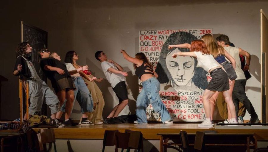 Καθηγήτριες Ρεθύμνου για την εισβολή ΕΛ.ΑΣ σε μαθητική παράσταση: «Όσοι ενοχλήθηκαν δεν είδαν την δίψα των παιδιών για αλήθεια»