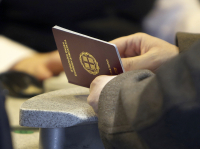 Τυλίγουν τα διαβατήριά τους με αλουμινόχαρτο για να μπλοκάρουν τους χάκερ: η νέα ταξιδιωτική τάση που γίνεται viral