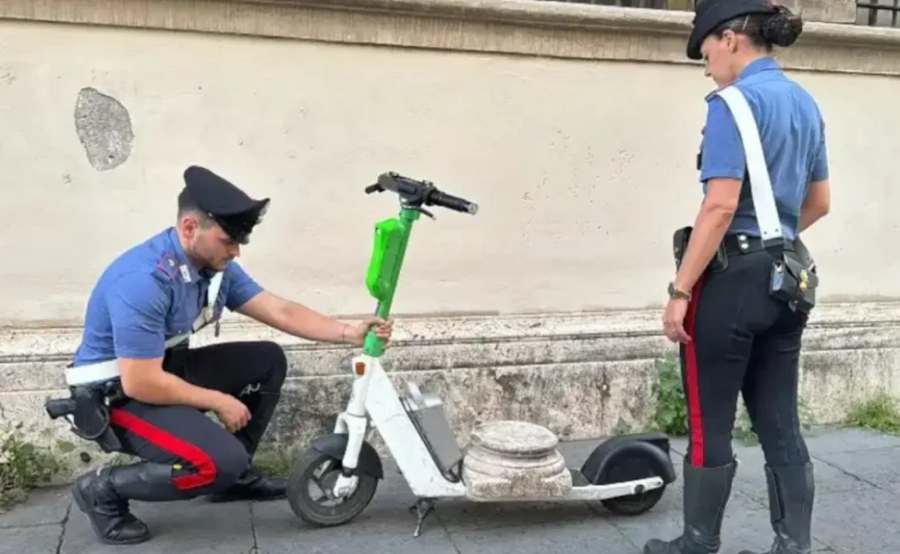 Ρώμη: Τουρίστας κυκλοφορούσε με βάση αρχαίου κίονα πάνω σε ηλεκτρικό πατίνι