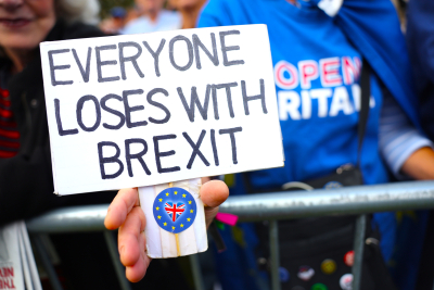 Η πλειοψηφία των Βρετανών «σχίζει» το Brexit και απαιτεί επανένταξη στην ΕΕ
