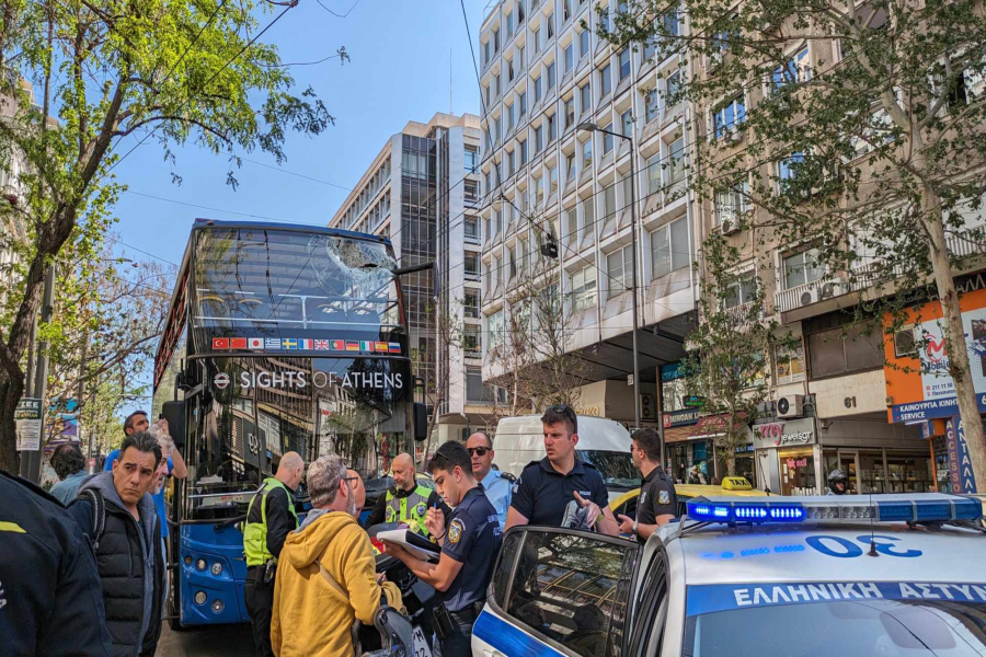 Πανεπιστημίου: Ανακοίνωση για το ατύχημα με το τρόλεϊ και το τουριστικό λεωφορείο