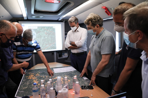 Στο Συντονιστικό Κέντρο Επιχειρήσεων της πυροσβεστικής ο Κυριάκος Μητσοτάκης