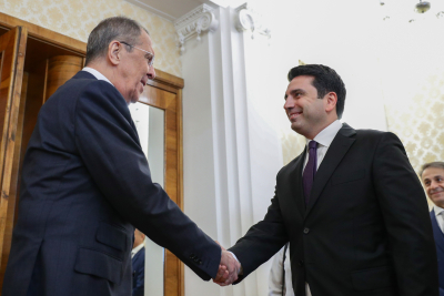 Έφτυσε πολίτη που τον είπε «προδότη» ο πρόεδρος της Εθνοσυνέλευσης στην Αρμενία