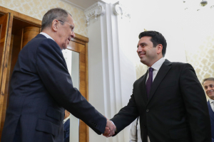 Έφτυσε πολίτη που τον είπε «προδότη» ο πρόεδρος της Εθνοσυνέλευσης στην Αρμενία