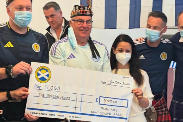 Σκωτσέζοι φίλαθλοι ήρθαν για το ματς και έκαναν και δωρεά στη «Φλόγα»