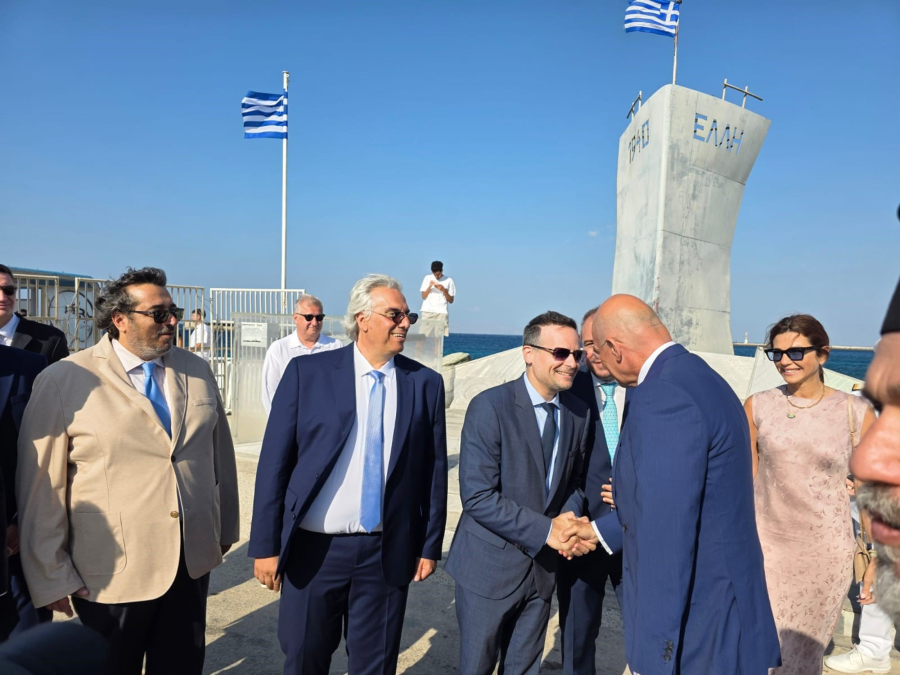 Η χειραψία Δένδια - Δούκα και οι σύντομες διακοπές του Δημάρχου