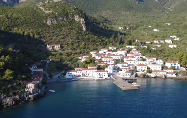 Το απομονωμένο παραθαλάσσιο χωριό της Πελοποννήσου που είναι ό,τι πρέπει για το Σεπτέμβριο
