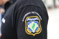 Μύκονος: Αστυνομικός έκλεψε χρυσή αλυσίδα κρατούμενης, αξίας 2.500 ευρώ