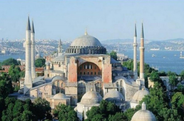 Τούρκος ιστορικός προκαλεί για την Αγιά Σοφιά: Θα υπάρχει μία πόρνη στο τζαμί;