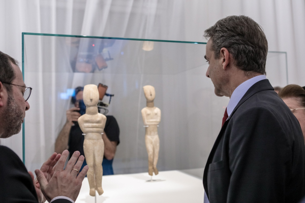 Ο Κυριάκος Μητσοτάκης στα εγκαίνια της έκθεσης «Γυρισμός. Κυκλαδικοί Θησαυροί στο Ταξίδι της Επιστροφής»