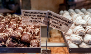 Στην ακρίβεια... βούτηξαν κουραμπιέδες και μελομακάρονα: «Φαρμάκι» οι τιμές των γλυκών των Χριστουγέννων