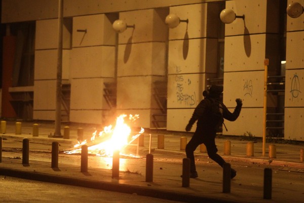 Επίθεση σε διμοιρία των ΜΑΤ στο κέντρο της Αθήνας