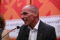 Ο Γιάνης Βαρουφάκης χορεύει κομμάτι techno με το όνομά του