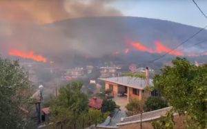 Φωτιά στην Πρέβεζα: Η στιγμή που η φωτιά καίει πάνω από τα σπίτια στον Άγιο Γεώργιο (Βίντεο)