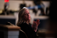 Άμπιγκεϊλ Σπάνμπεργκερ: Η κυβερνήτρια, πρώην πράκτορας της CIA, που θα απαντήσει στον Τραμπ