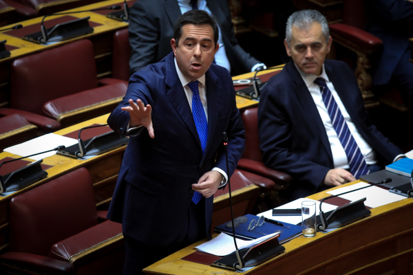 Άγρια κόντρα για το αγροτικό στη Βουλή: «Τελείωσε το λεφτά υπάρχουν» - «Ξευτιλίζετε τους αγρότες με τους “Φραπέδες”»