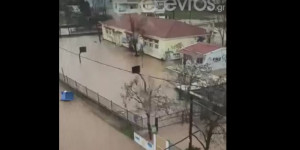 Αλεξανδρούπολη: Οι σφοδρές βροχοπτώσεις εγκλώβισαν σε σχολείο μαθητές και εκπαιδευτικούς