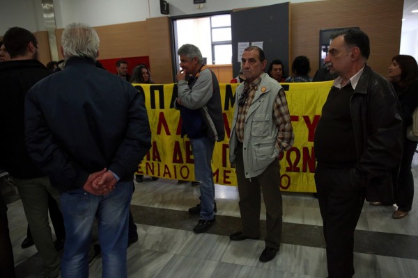 Διαμαρτυρία για τους e-πλειστηριασμούς σε συμβολαιογραφείο στον Πειραιά